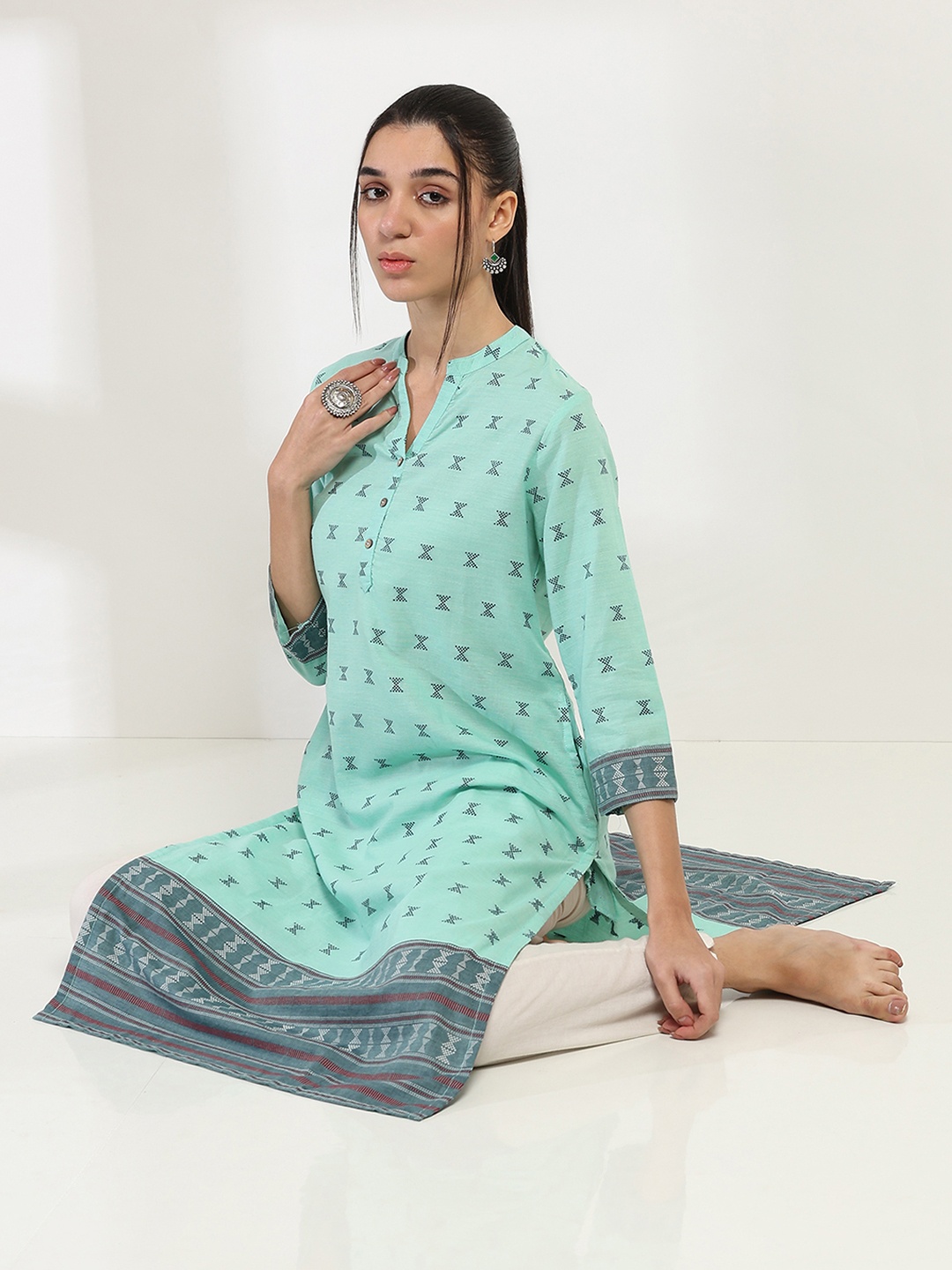 

Rangriti Geometric Woven Design Mandarin Collar Straight Kurta, Green