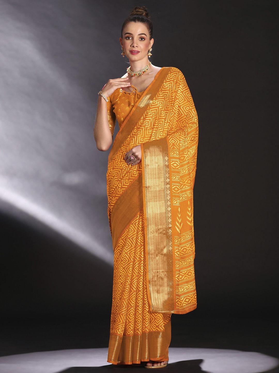 

Mitera Zari Art Silk Sungudi Saree, Yellow