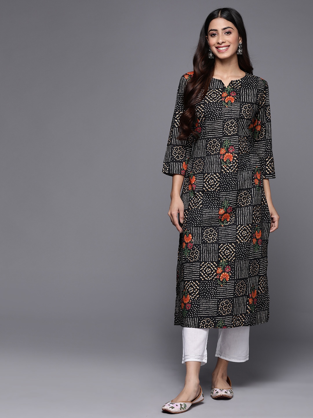 

KSUT Bandhani Printed Notch Neck Straight Kurta, Black