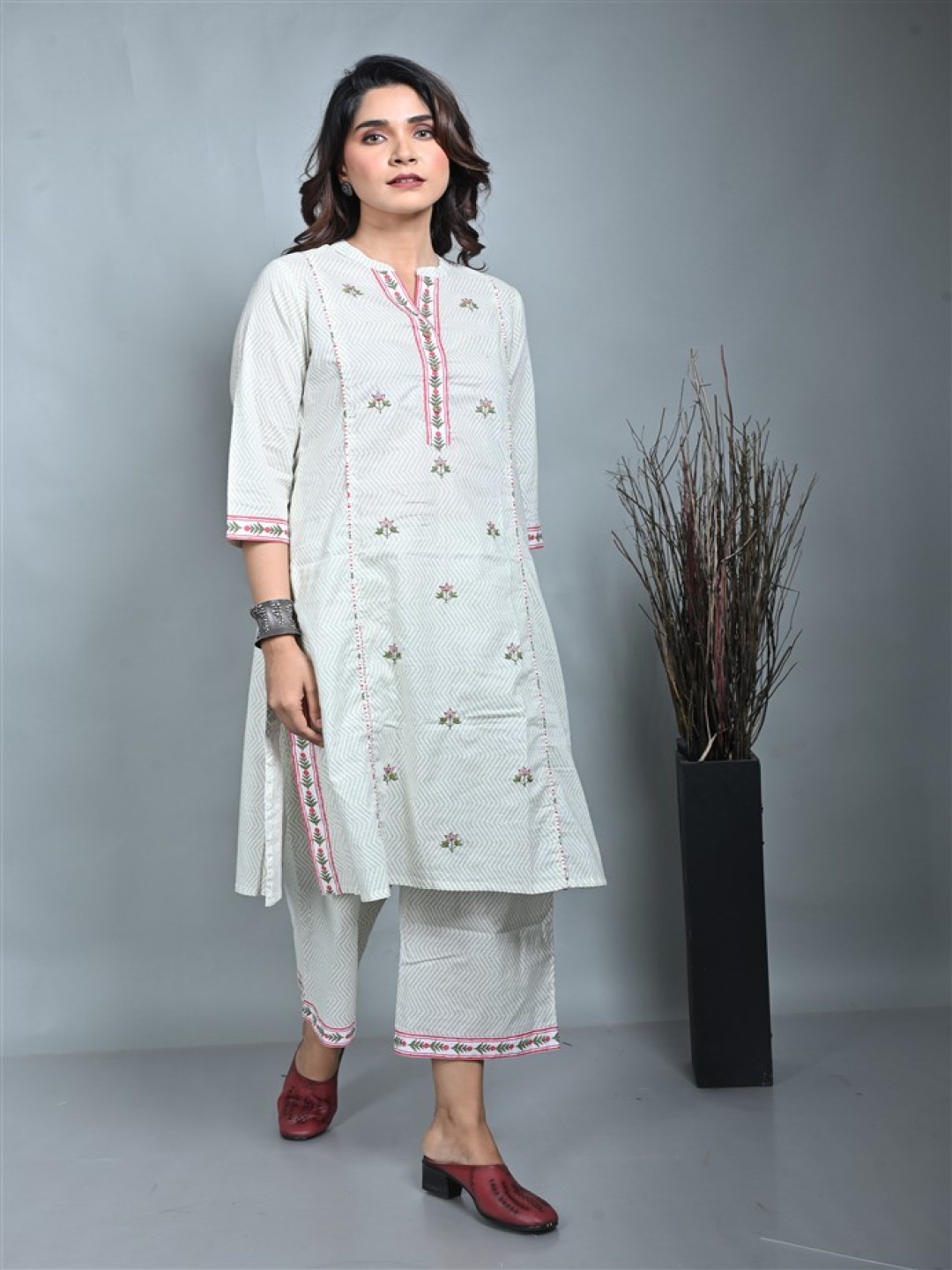 

Earthwear Floral Embroidered Kantha Work Straight Pure Cotton Kurta, White