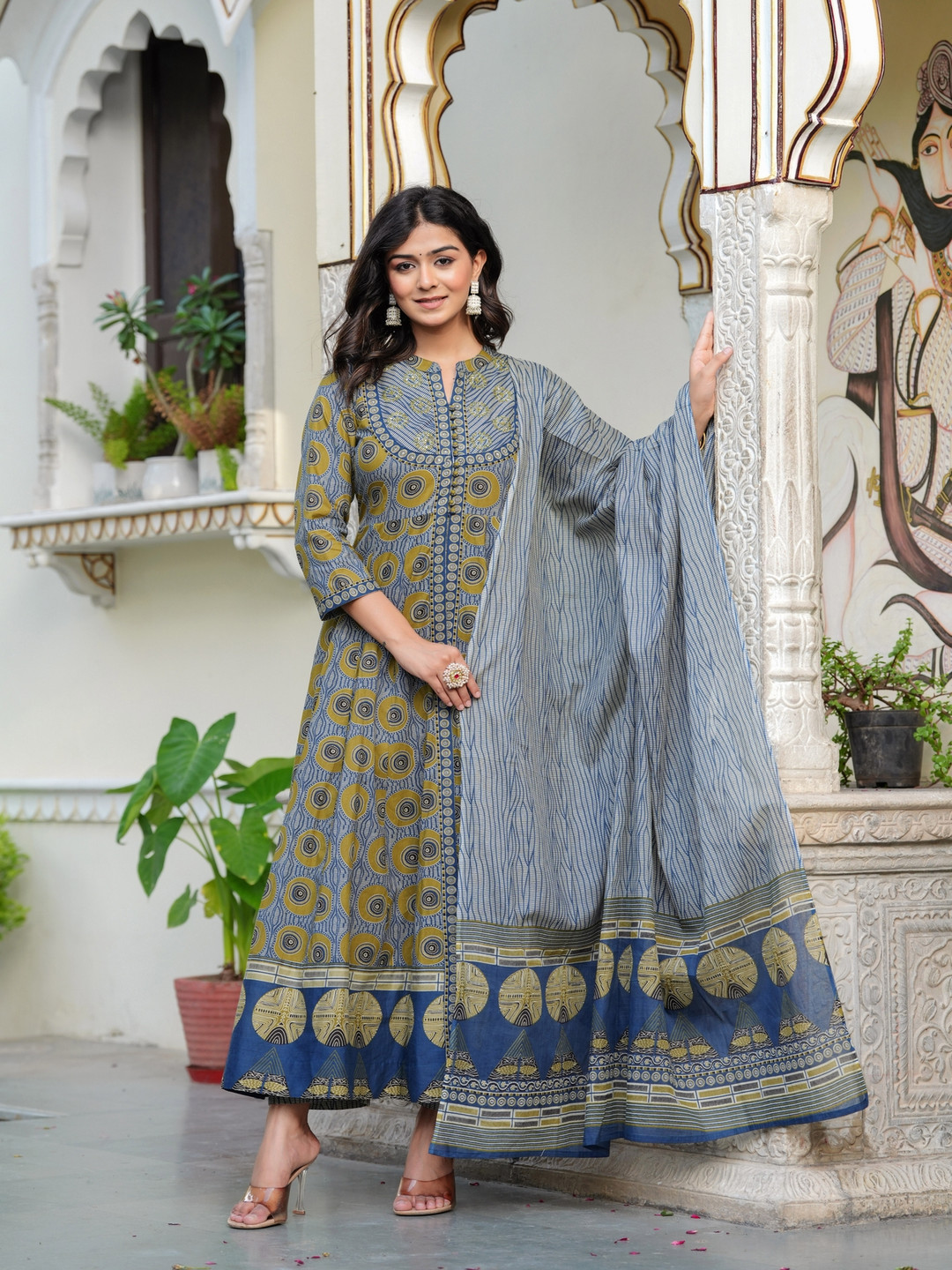 

KALINI Women Yoke Design Regular Thread Work Pure Cotton Kurta with Trousers & With Dupatta, Green