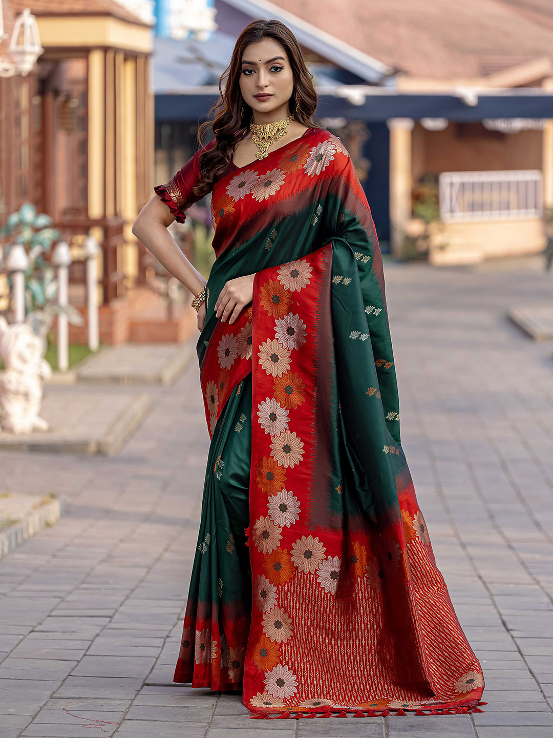 

DEVATITHI Women Bottle Green Silk Saree