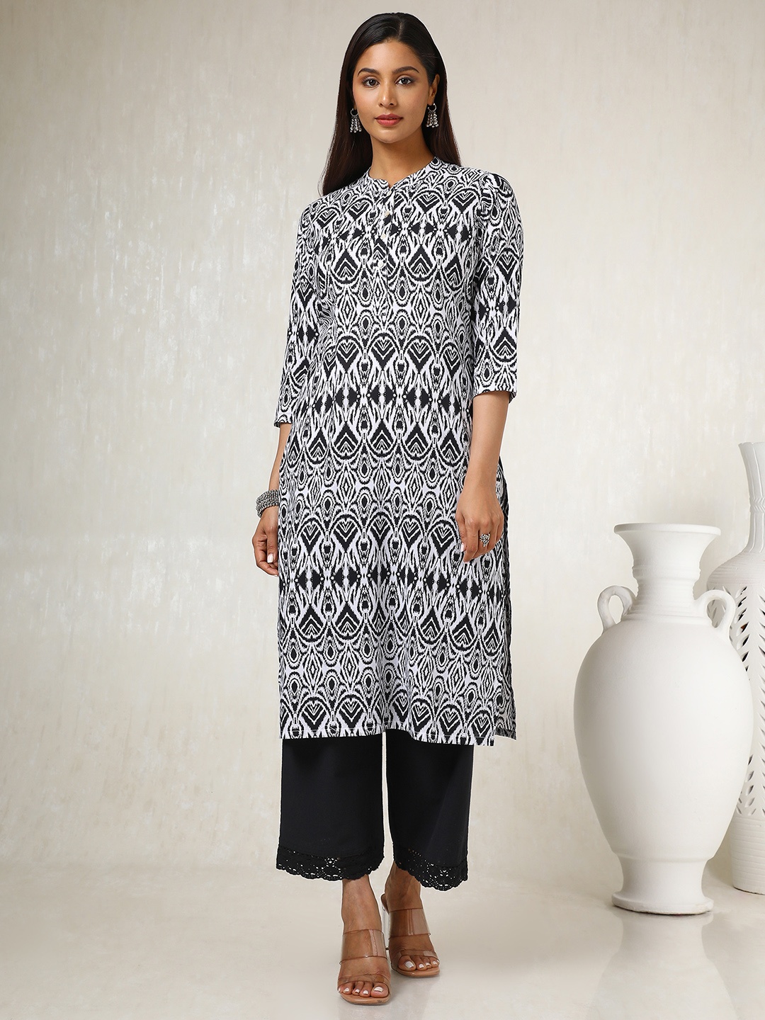 

Soch Ethnic Motifs Printed Mandarin Collar Straight Kurta, Black