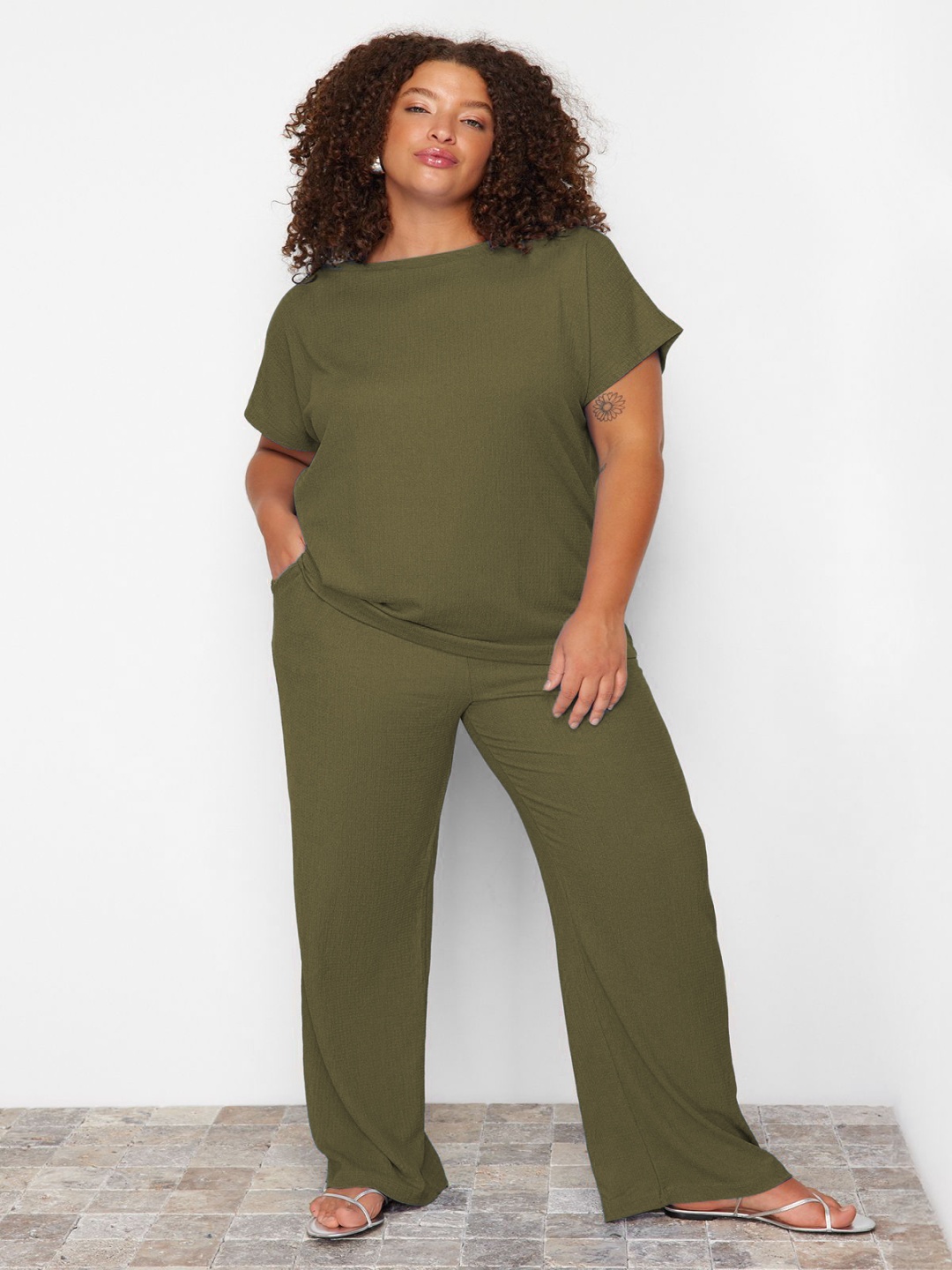 

Trendyol Round Neck Short Sleeves T-Shirt With Trousers, Green