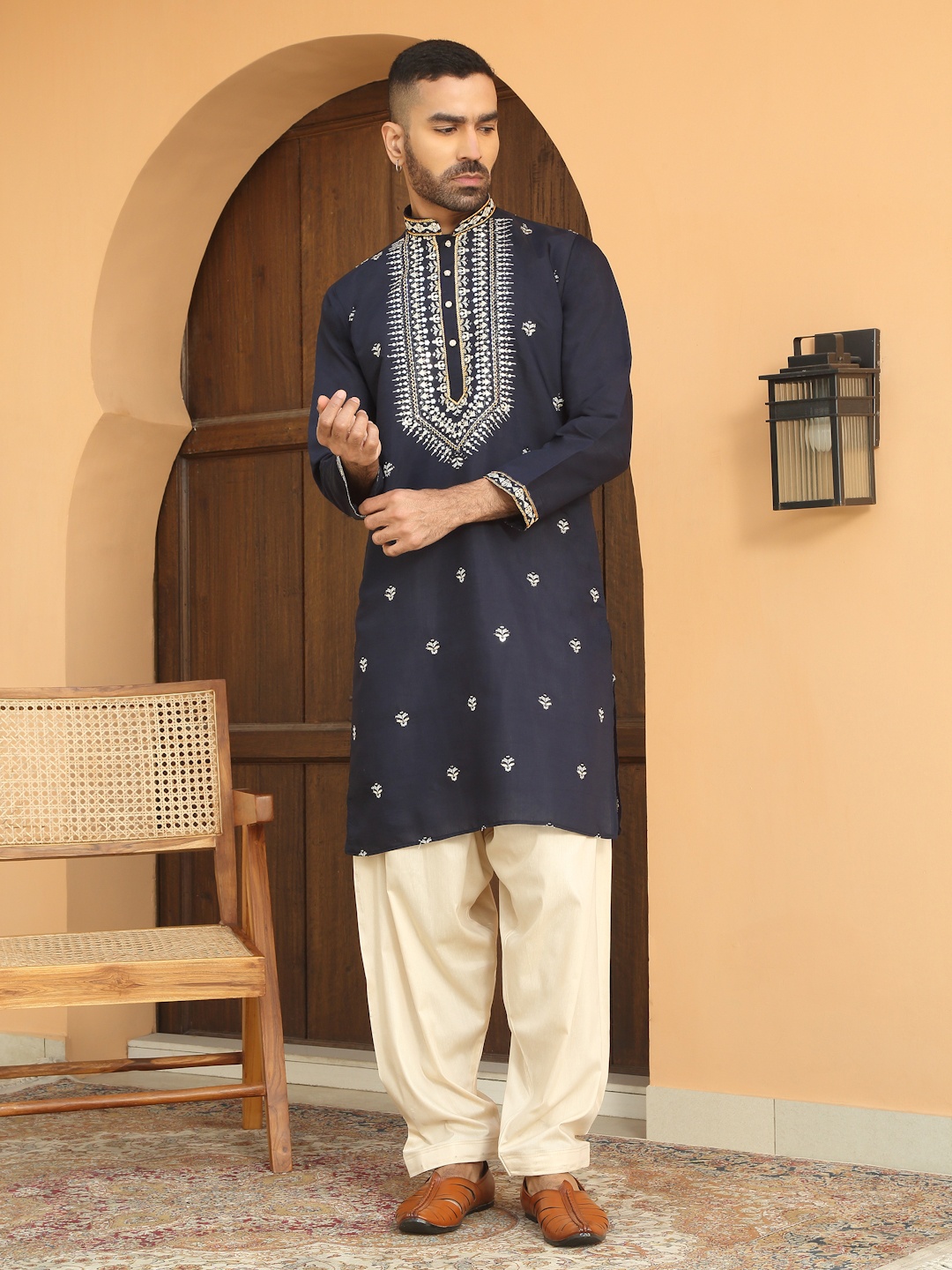 

KRAFT INDIA LUXE Floral Embroidered Thread Work Mandarin Collor Straight Kurta, Navy blue