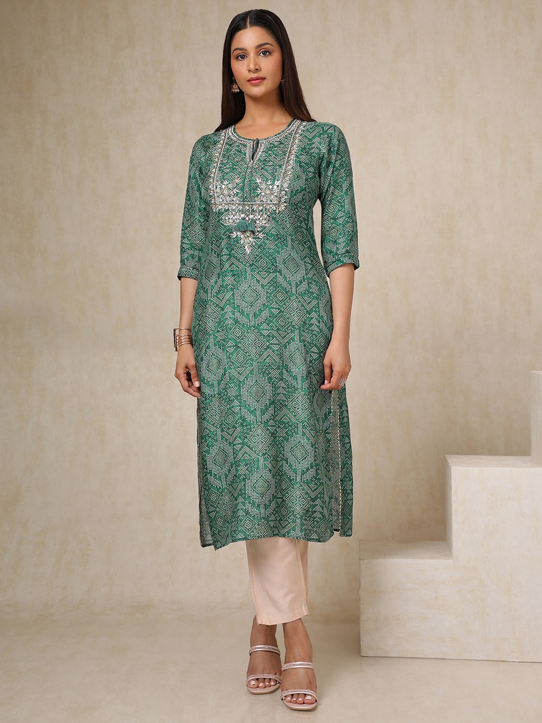 

Soch Floral Yoke Design Beads & Stones Notch Neck Muslin Straight Kurta, Green