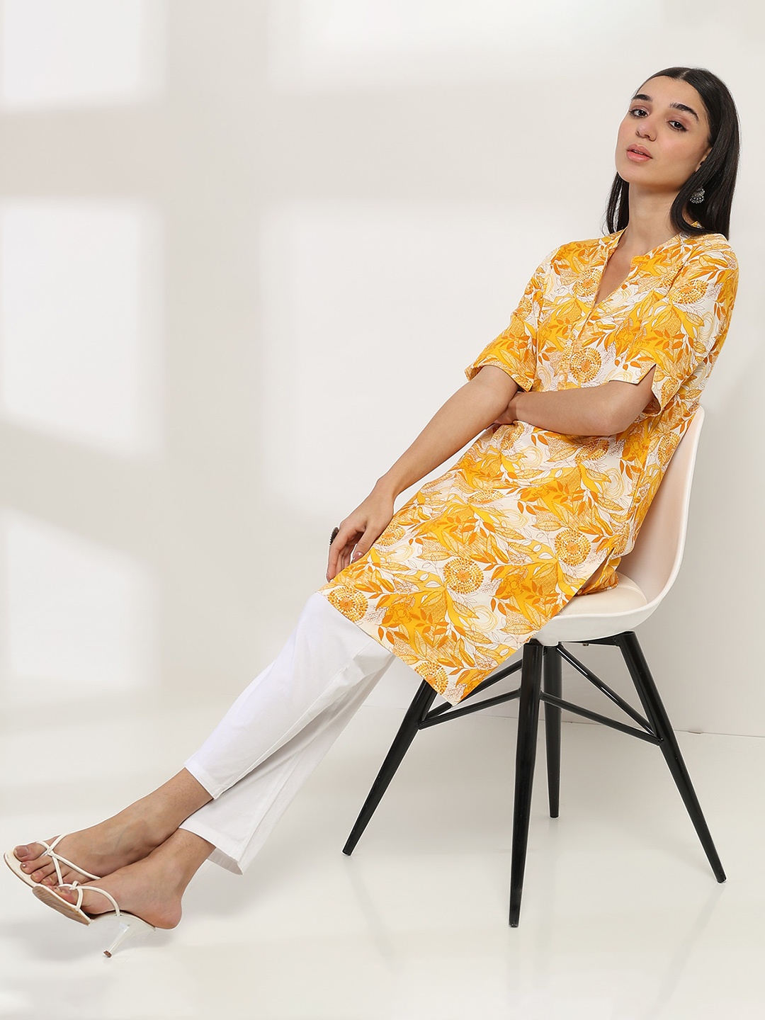 

Rangriti Women Floral Printed Straight Kurta, Yellow