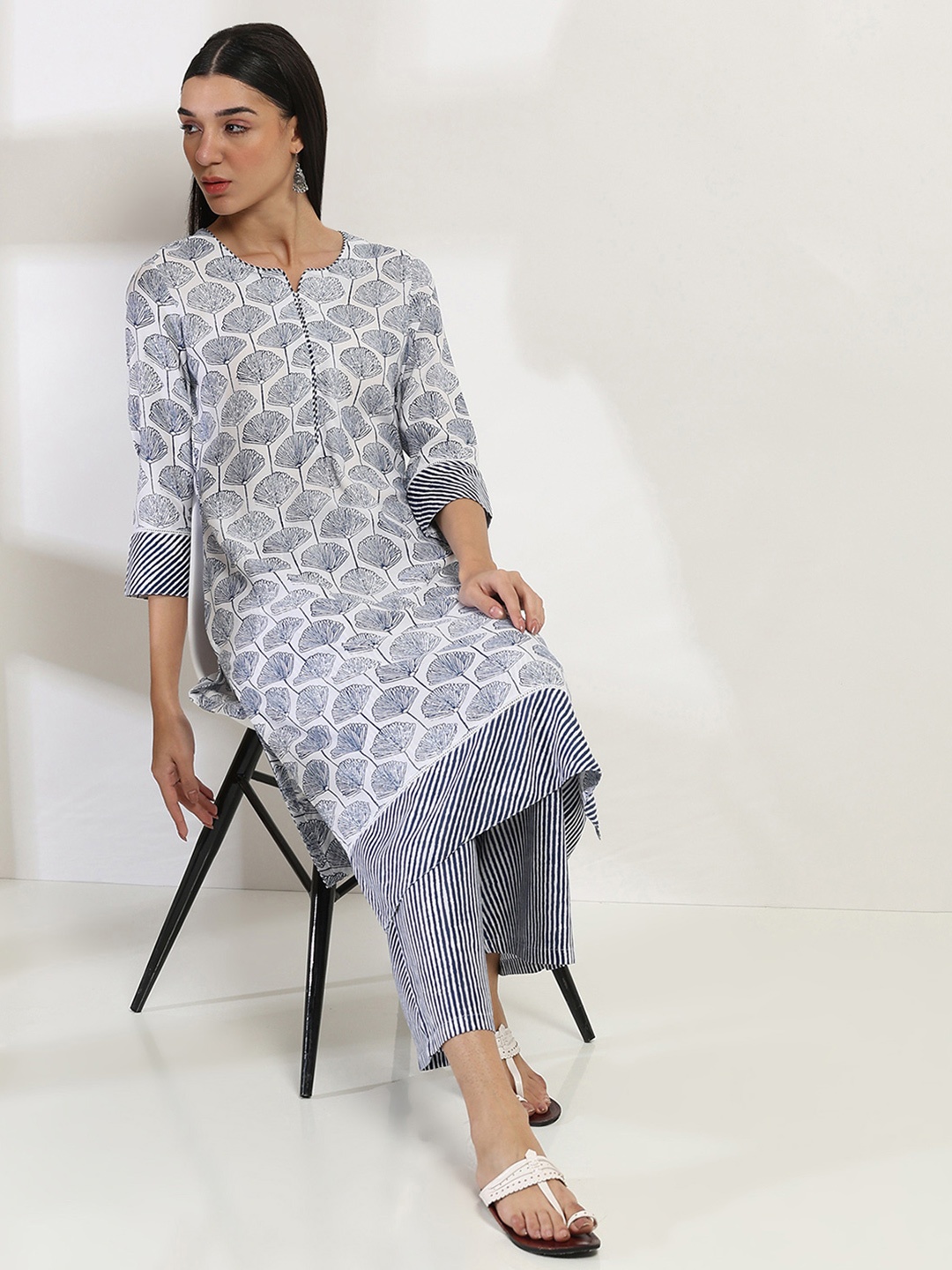 

Rangriti Women Floral Printed Regular Kurta with Palazzos, Blue