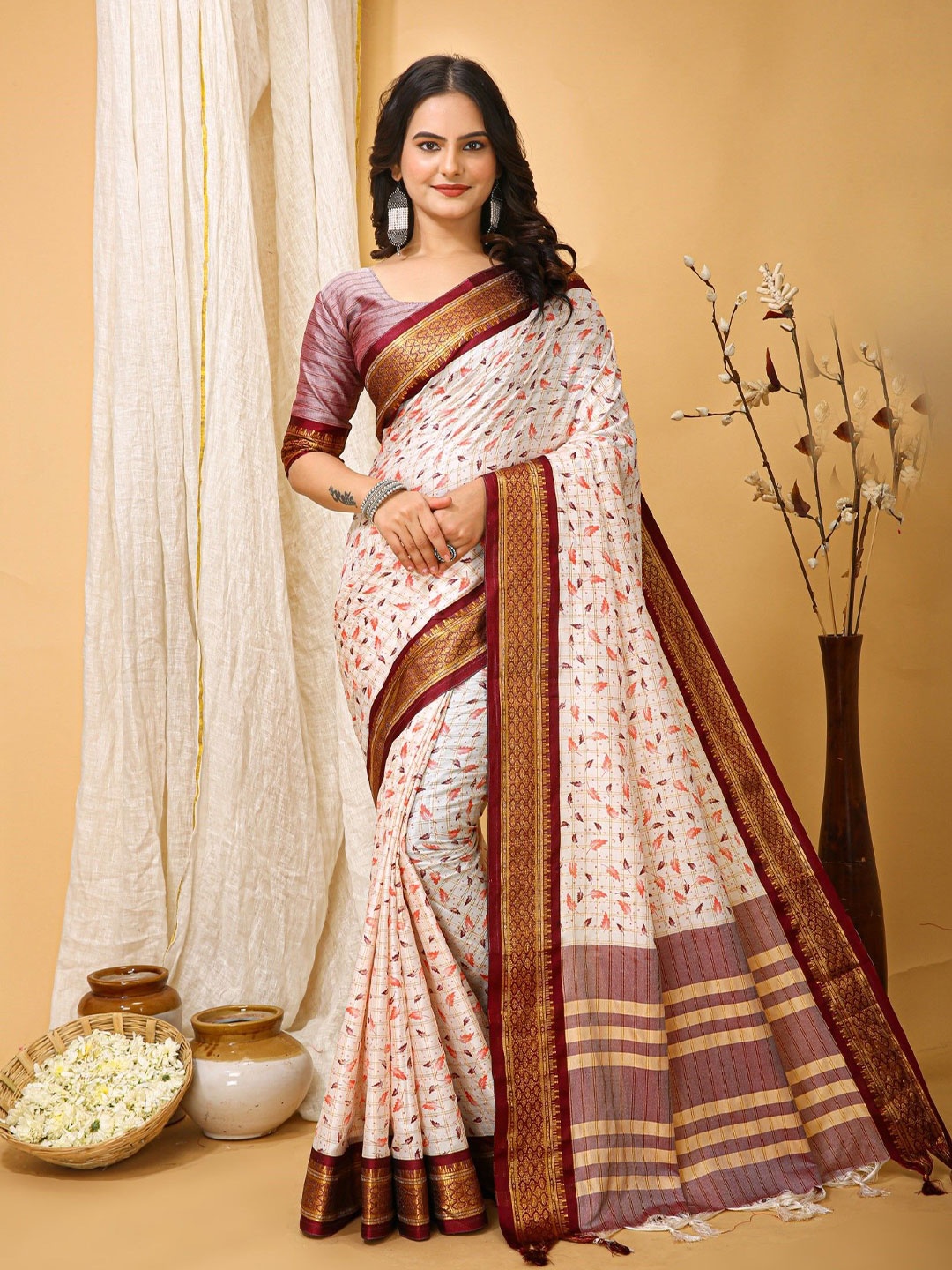 

Rangtulika Ethnics Floral Zari Saree, Brown