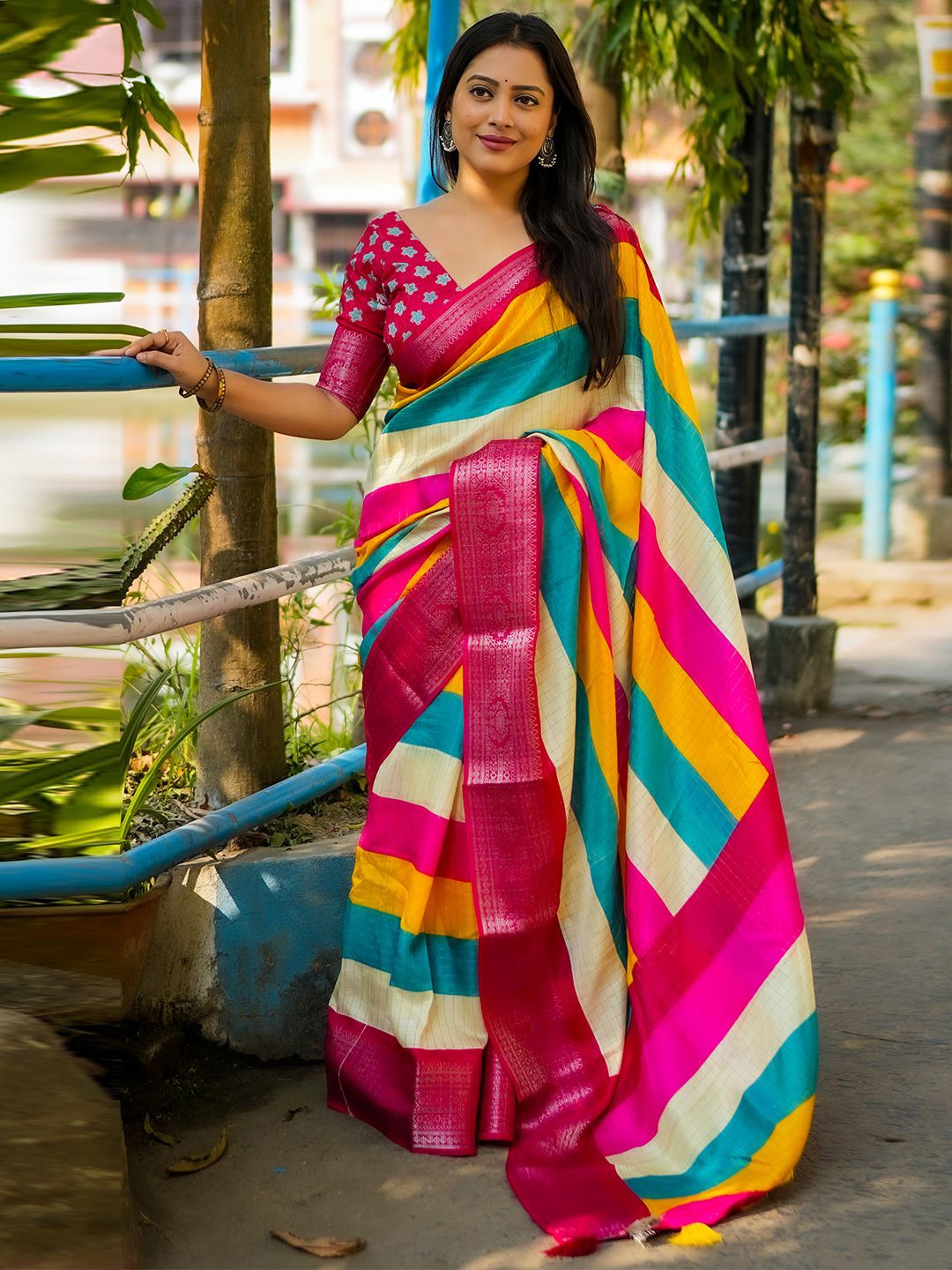 

DIVASTRI Striped Zari Saree, Pink