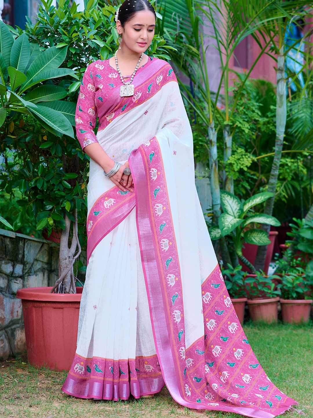 

Moda Rapido Floral Designer Block Print Saree, Pink