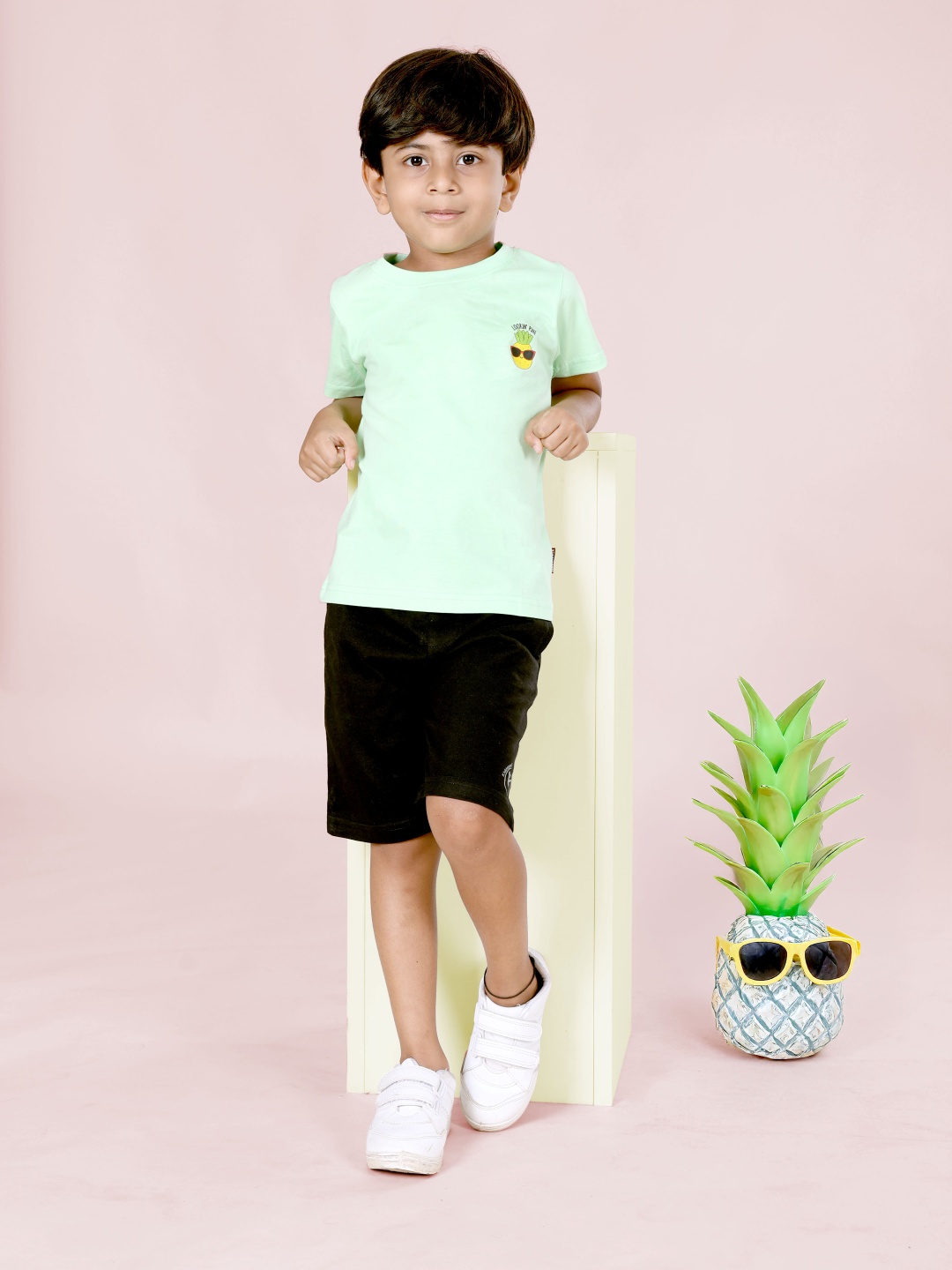 

KiddoPanti Boys Printed Pure Cotton Round Neck T-Shirt & Shorts, Green