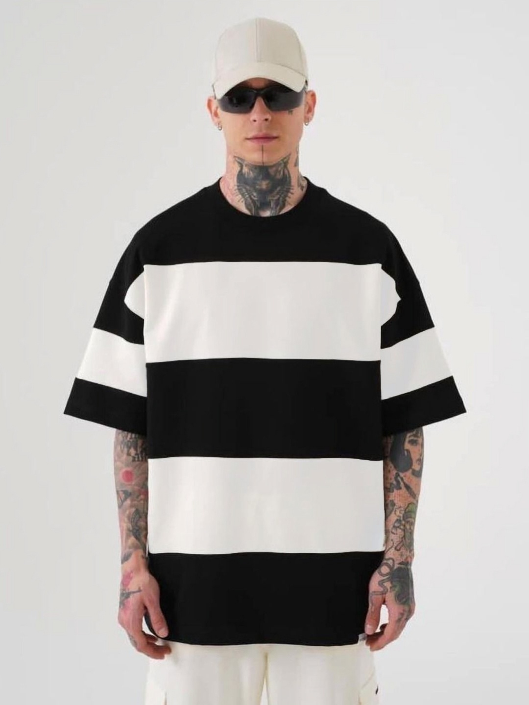 

LAUREN ADAMS Men Colourblocked Monochrome Applique T-shirt, Black