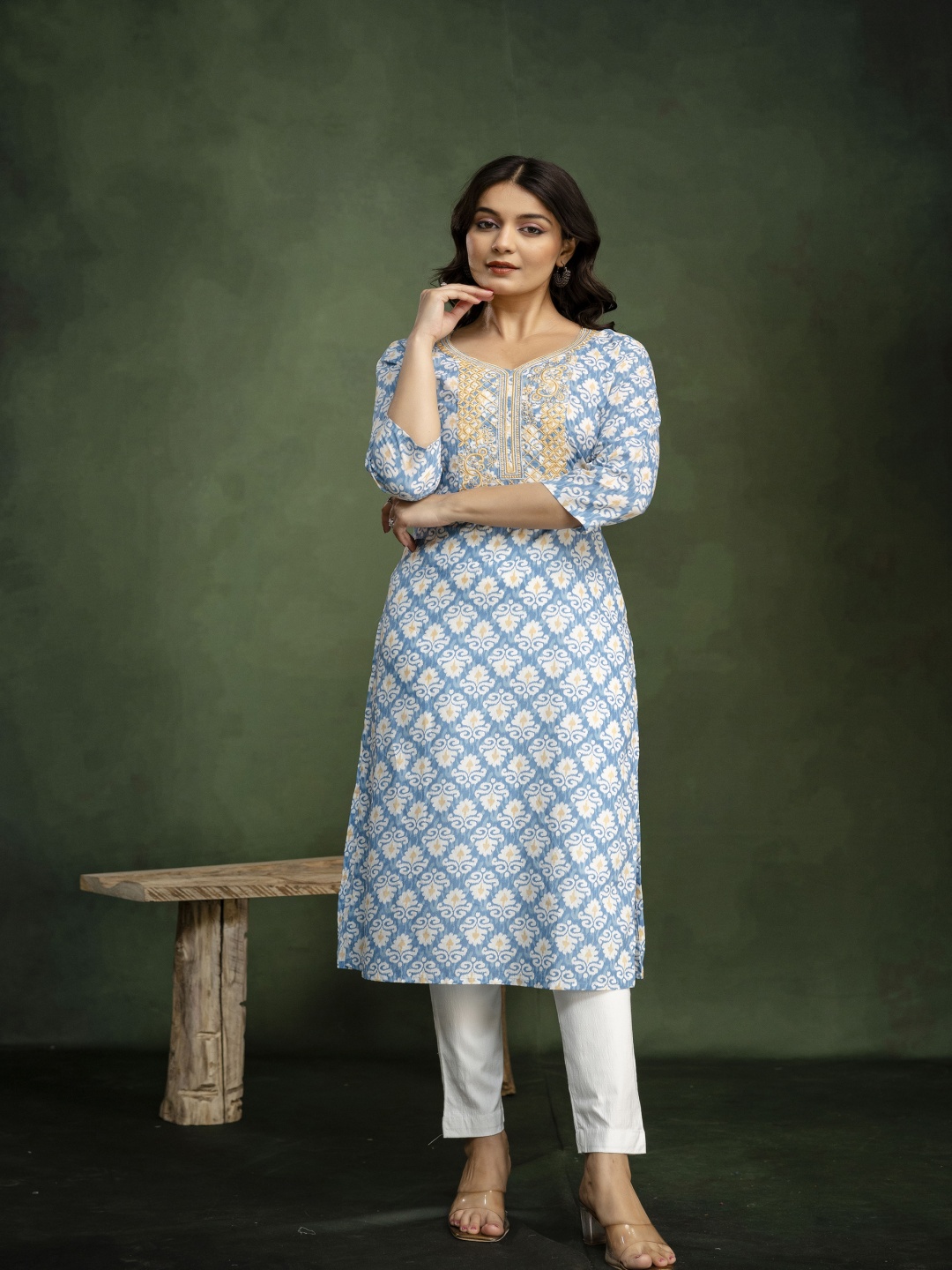 

mokshi Floral Embroidered Kurta, Blue