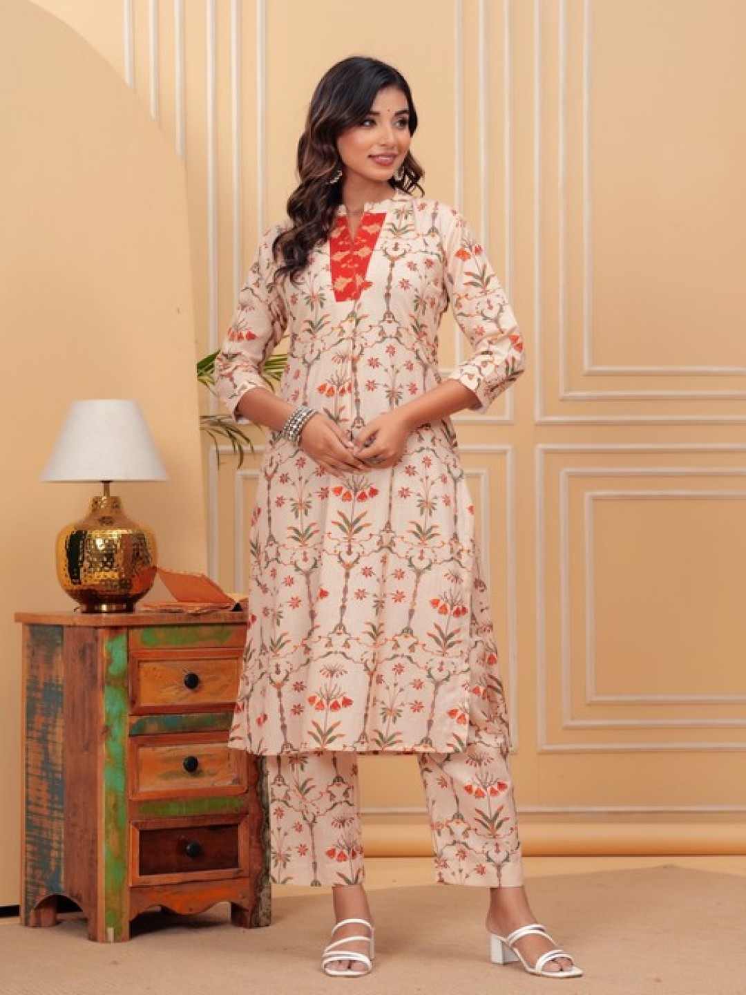 

Kanahari Women Floral Printed Regular Pure Cotton Kurta with Trousers, Brown