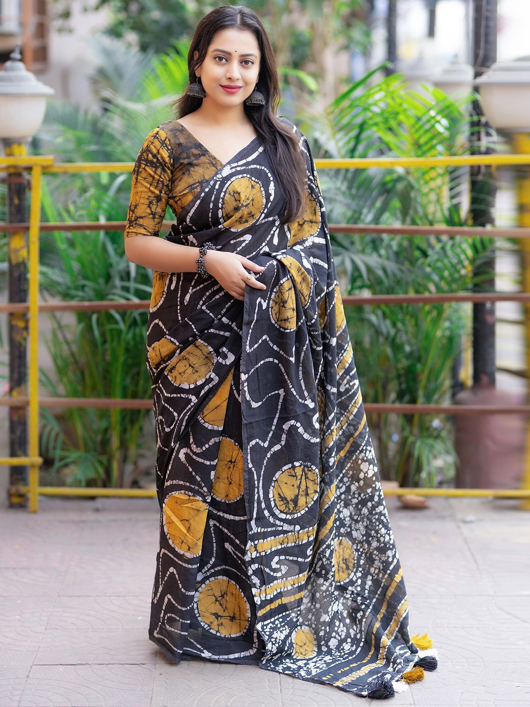 

DIVASTRI Batik Silk Blend Chanderi Saree, Navy blue