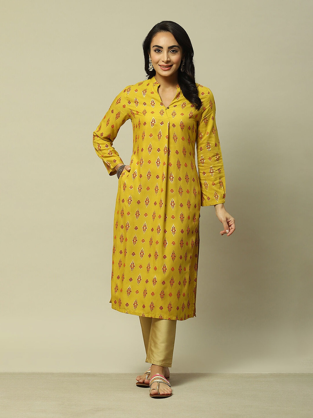 

Rangriti Women Geometric Keyhole Neck Thread Work Kurta, Green