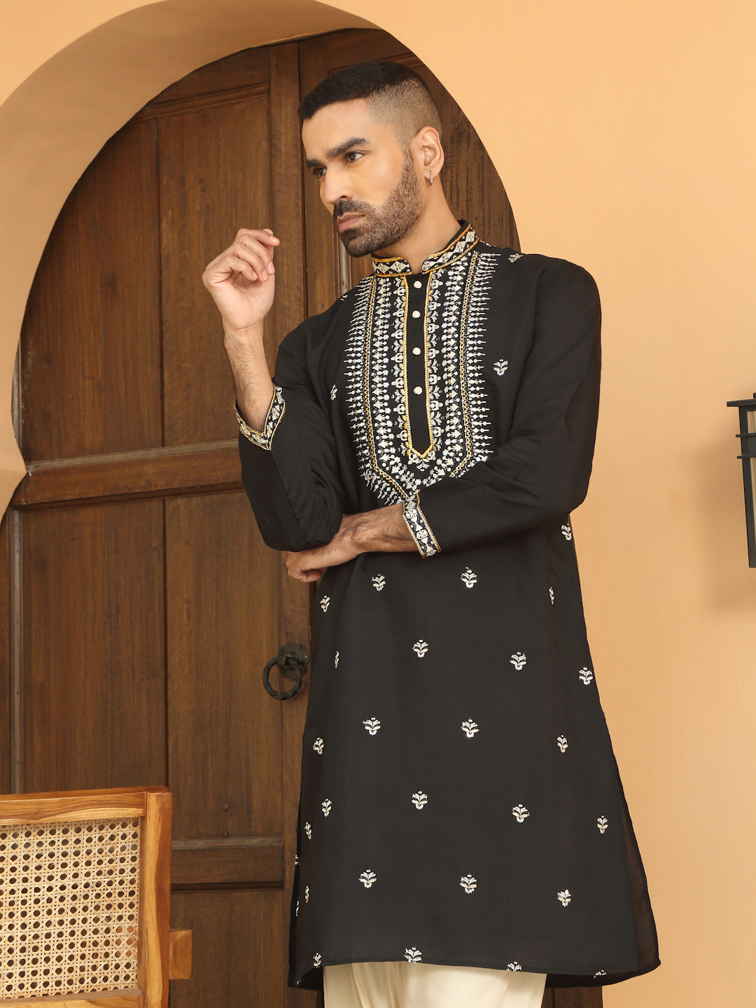 

KRAFT INDIA LUXE Floral Embroidered Thread Work Mandarin Collor Straight Kurta, Black