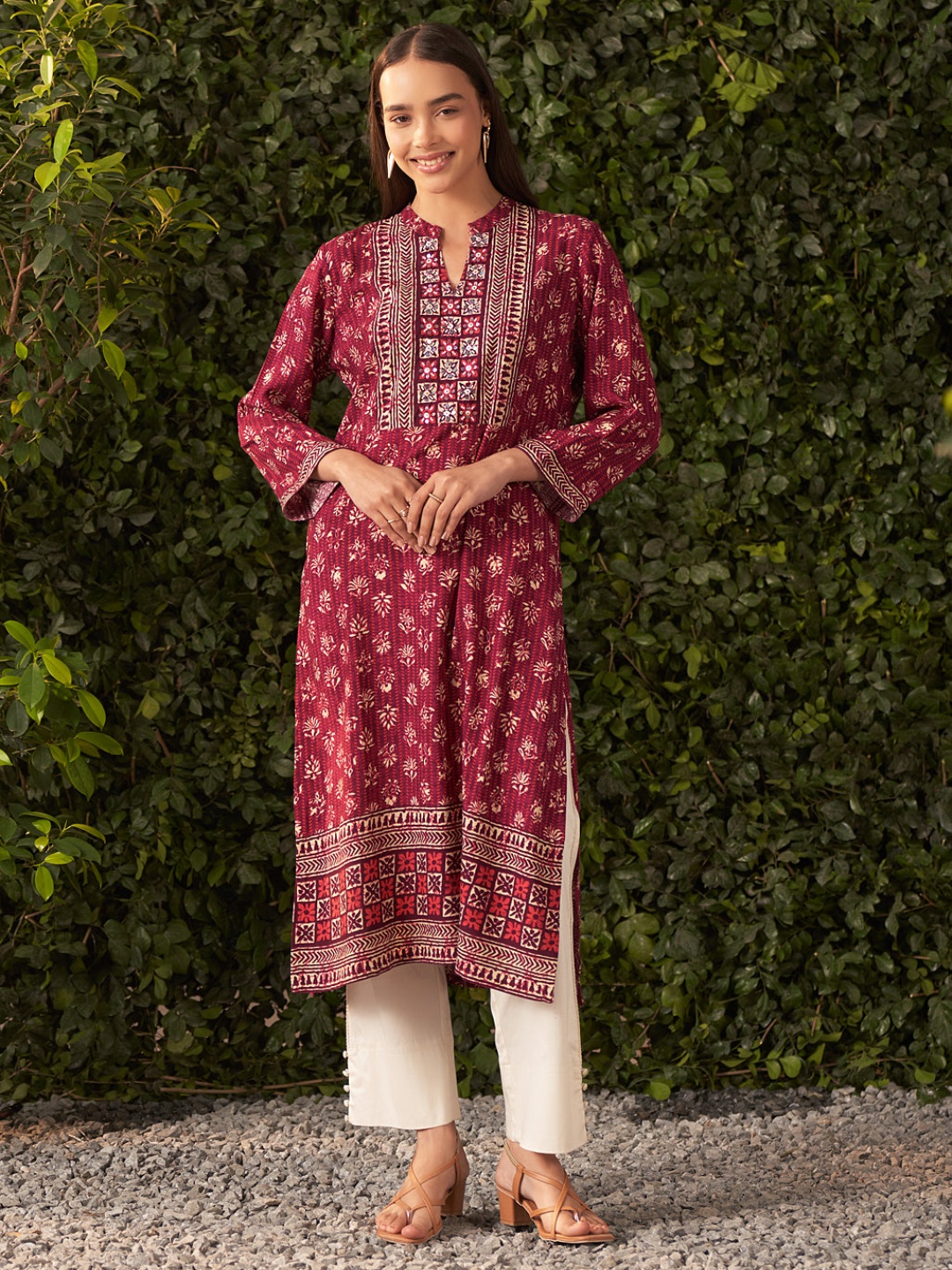 

Lakshita Ethnic Motifs Printed Mandarin Collar Sequinned Straight Kurta, Maroon