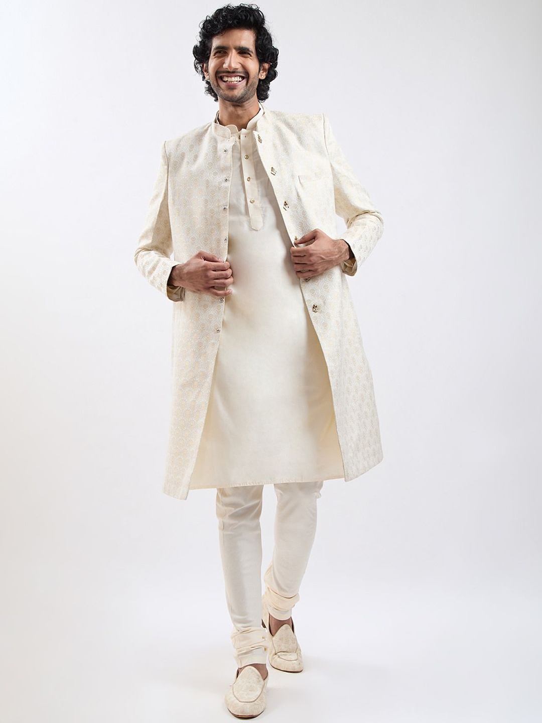 

VASTRAMAY Self-Design Sherwani Set, Gold