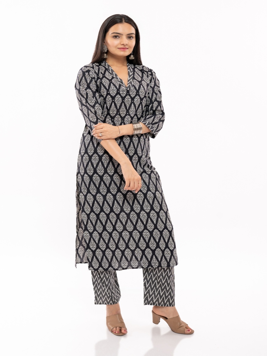 

EKISHA Women Floral Printed Regular Pure Cotton Kurti with Trousers, Black