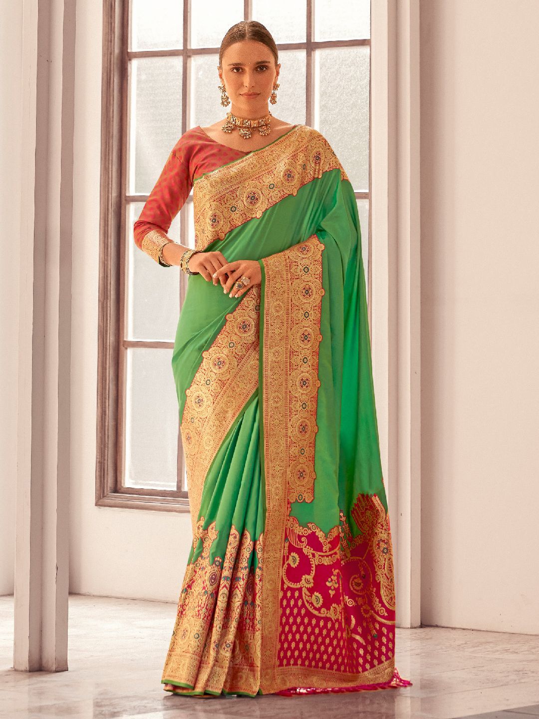 

DIVASTRI Woven Design Zari Silk Blend Designer Saree, Green