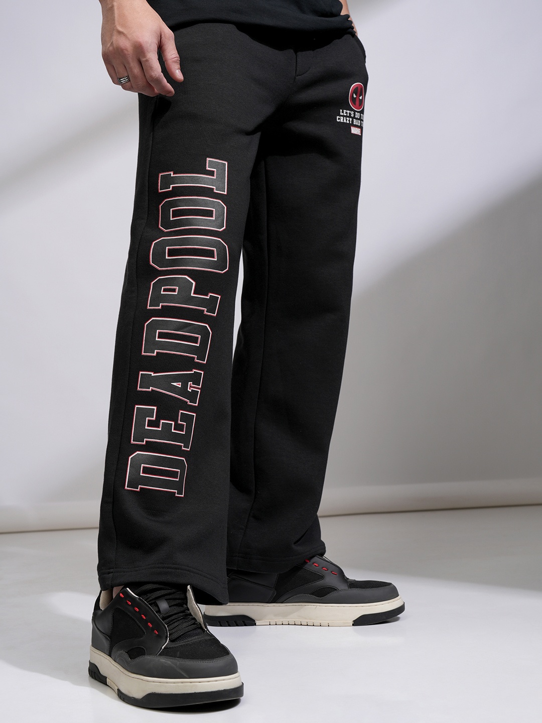 

HIGHLANDER Men Printed Straight Fit Joggers Trousers, Black