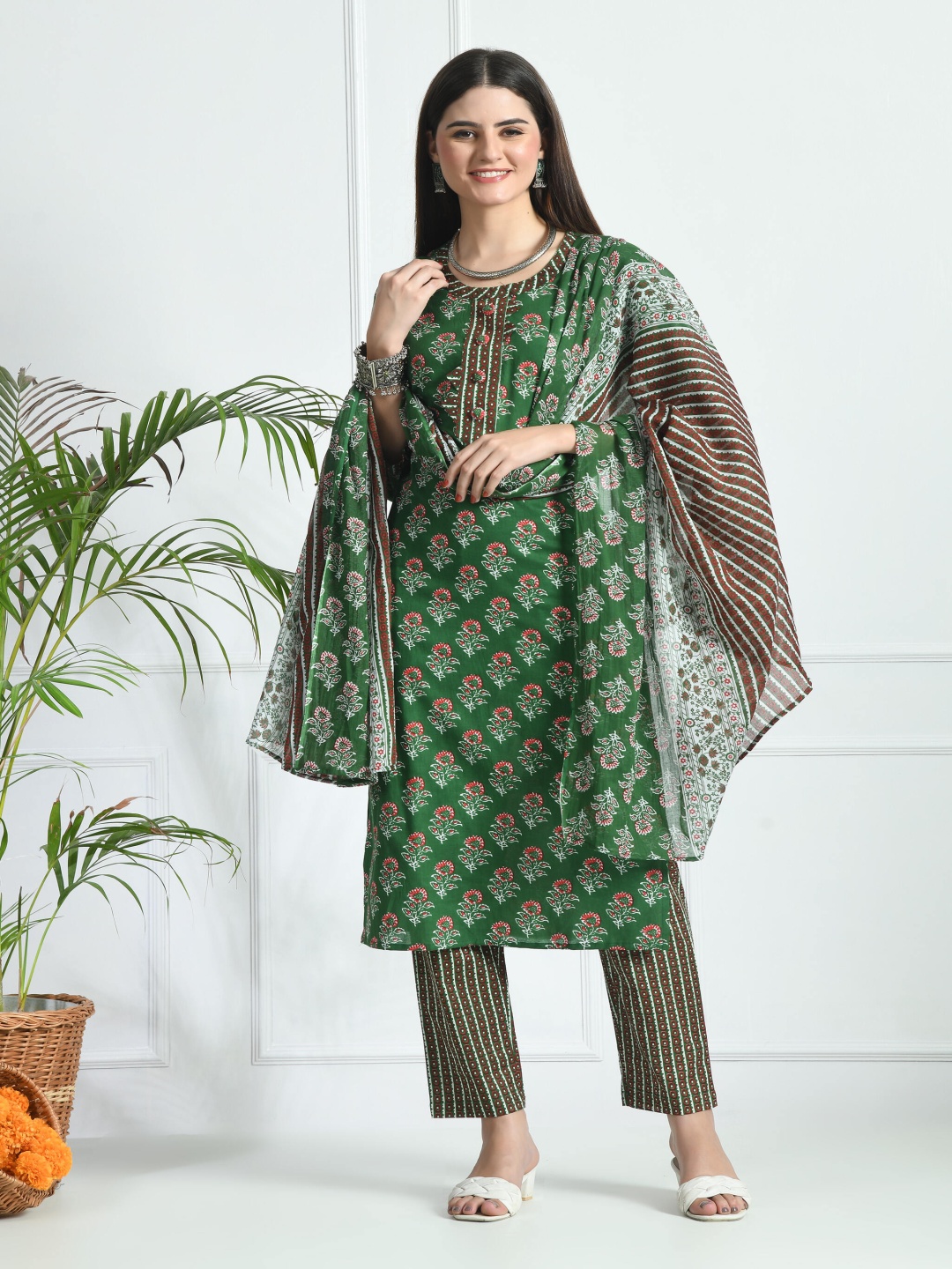

DIVASTRI Women Floral Printed Regular Pure Cotton Kurta with Trousers & With Dupatta, Green