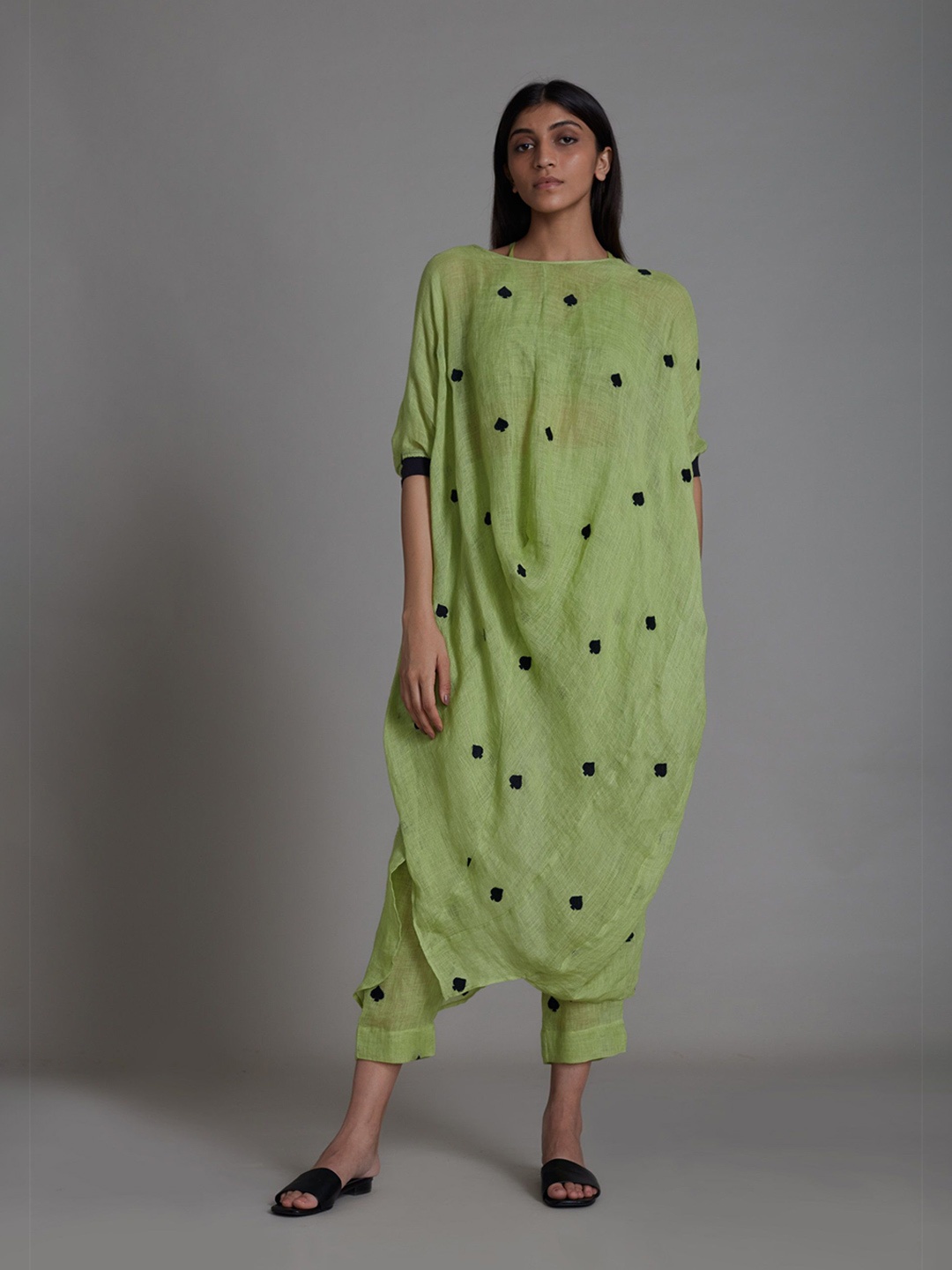 

MATI Geometric Printed Round Neck Straight Kurta With Trousers, Green