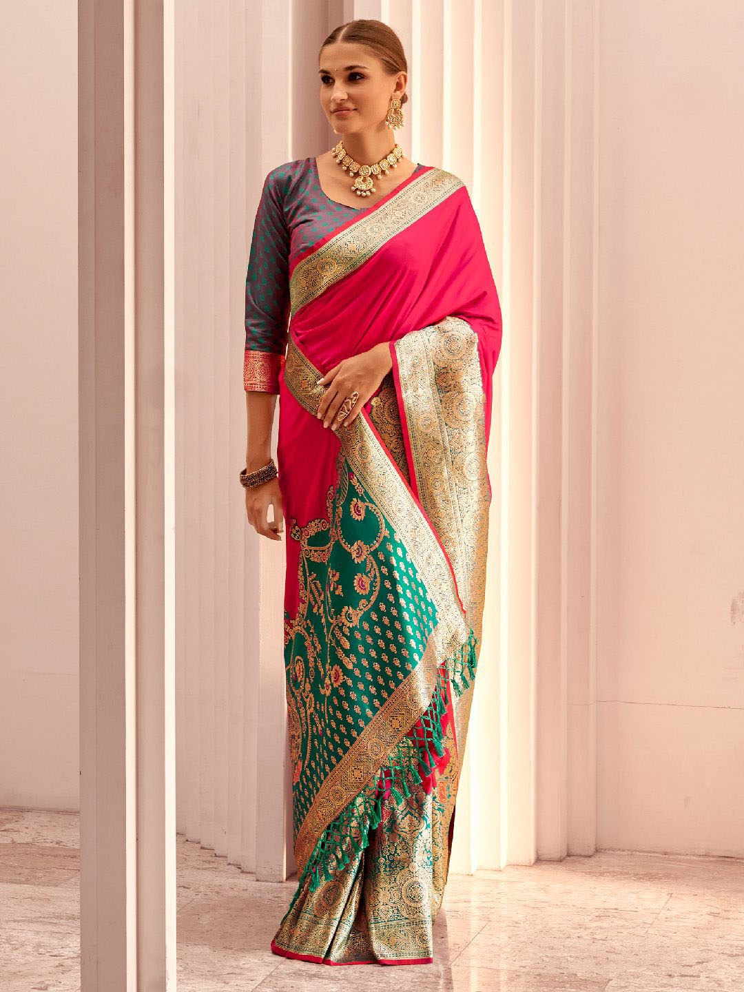 

DIVASTRI Woven Design Zari Silk Blend Saree, Pink