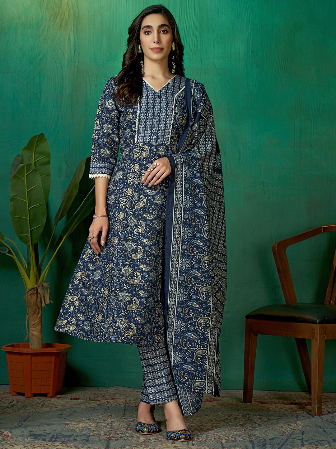 

DIVASTRI Women Floral Printed Regular Gotta Patti Pure Cotton Kurta with Trousers & With Dupatta, Teal