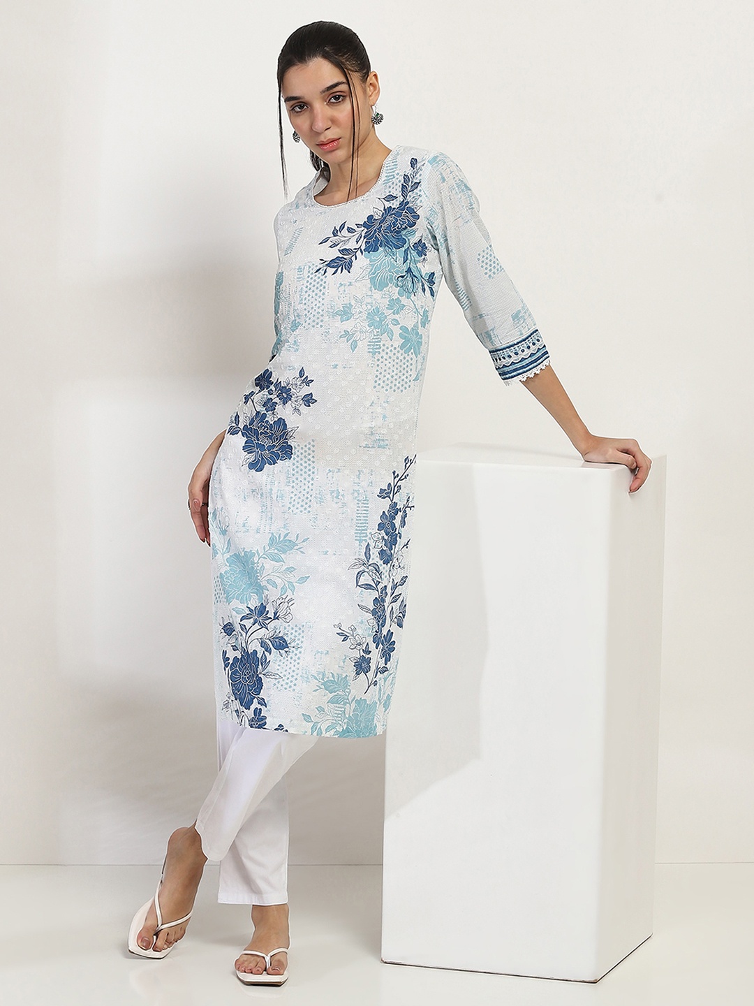 

Rangriti Women Floral Printed Gotta Patti Kurta, White