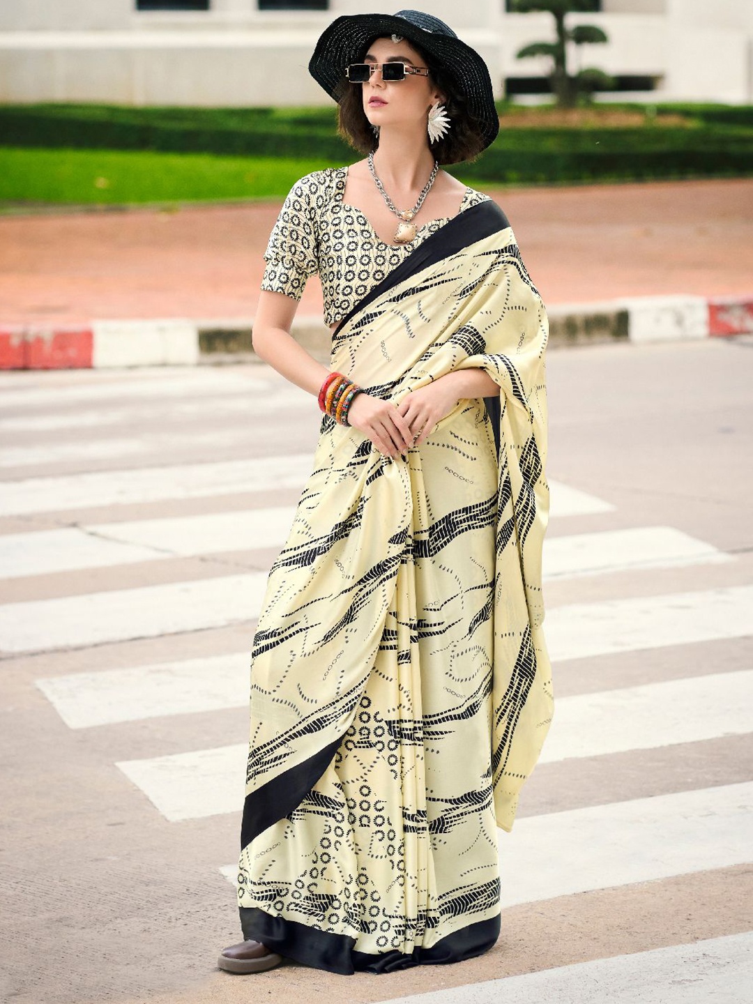 

DIVASTRI Satin Designer Saree, Cream