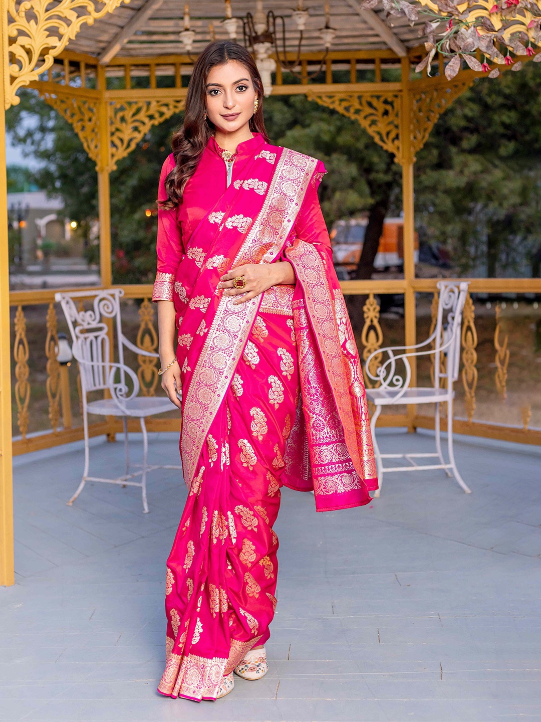 

DEVATITHI Ethnic Motifs Zari Pink Banarasi Saree