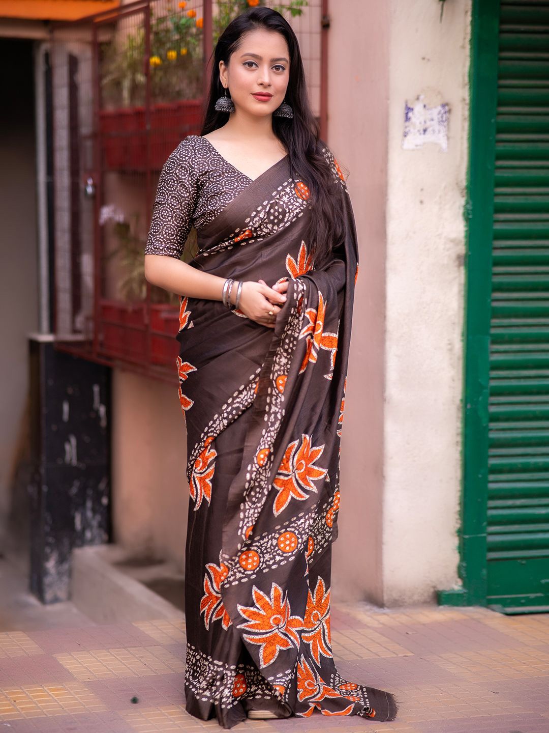 

DIVASTRI Floral Silk Blend Designer Saree, Brown