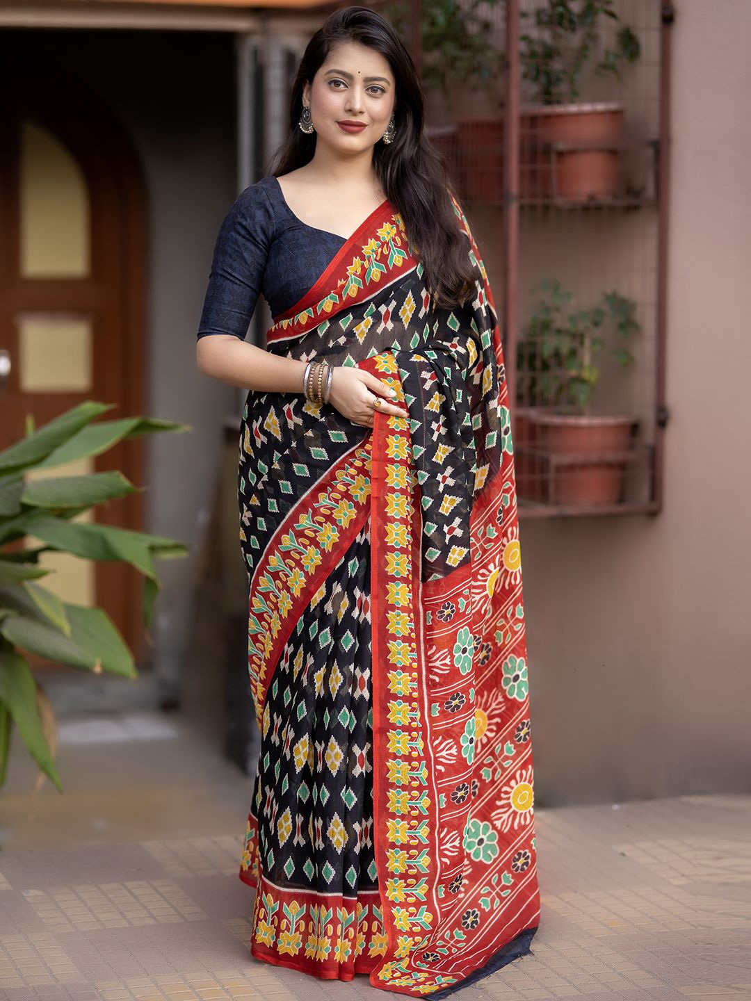 

DIVASTRI Linen Blend Ikat Saree, Black