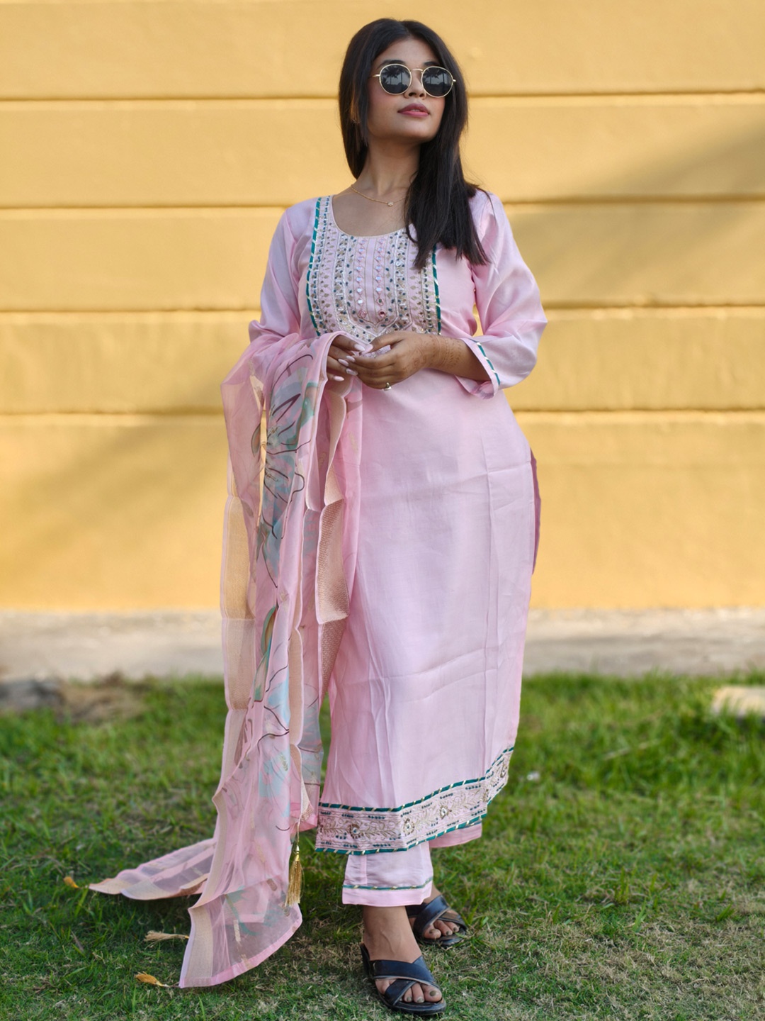 

VredeVogel Women Floral Embroidered Regular Kurta with Trousers & With Dupatta, Pink