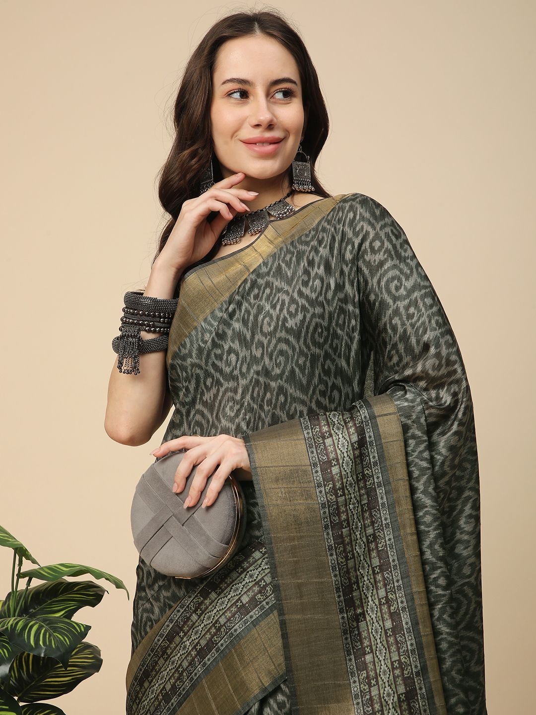 

RATAN Tie and Dye Zari Art Silk Saree, Grey