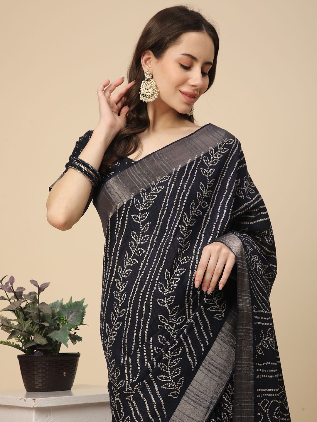 

RATAN Floral Zari Art Silk Saree, Navy blue