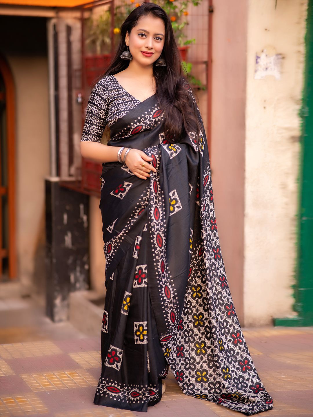 

DIVASTRI Batik Silk Blend Saree, Black