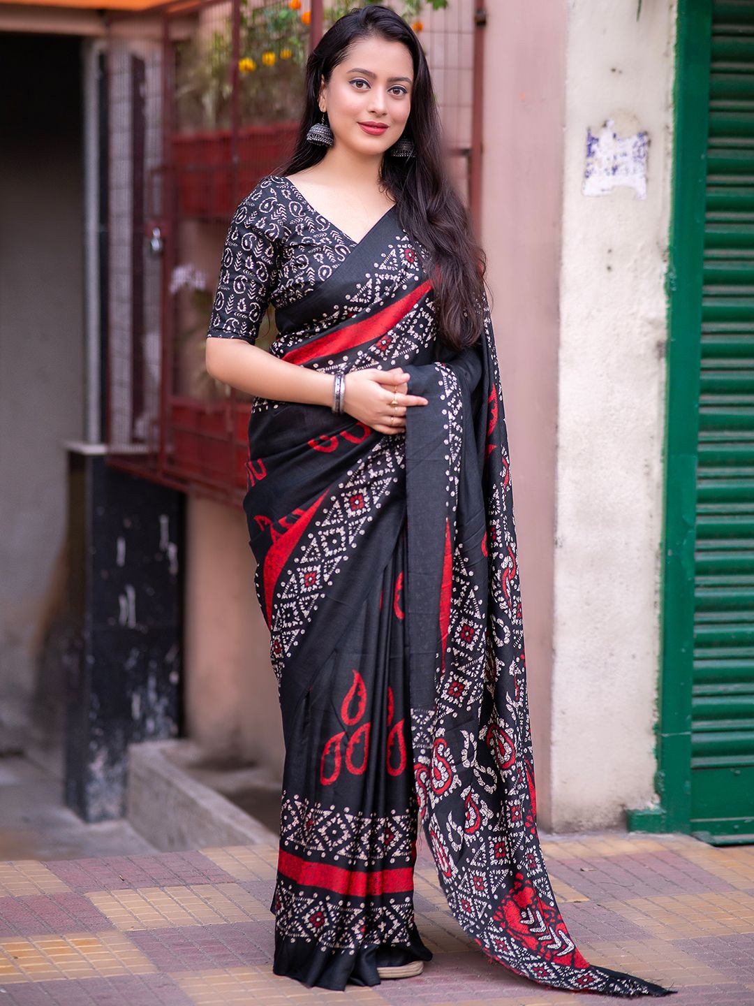 

DIVASTRI Batik Silk Blend Saree, Black