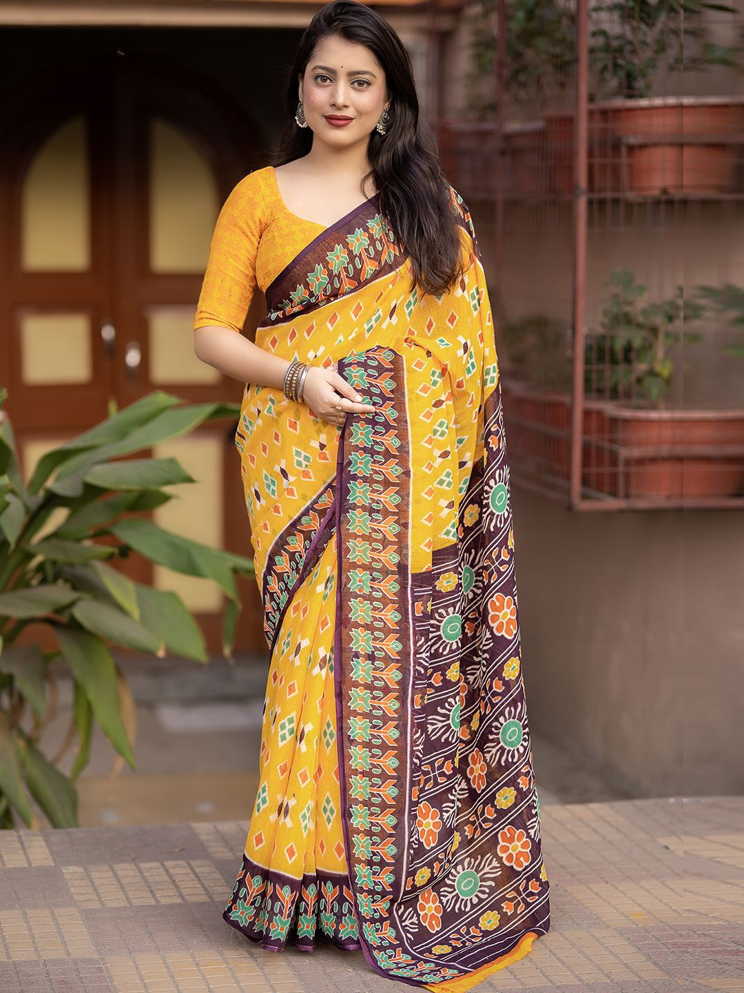 

DIVASTRI Linen Blend Ikat Saree, Yellow