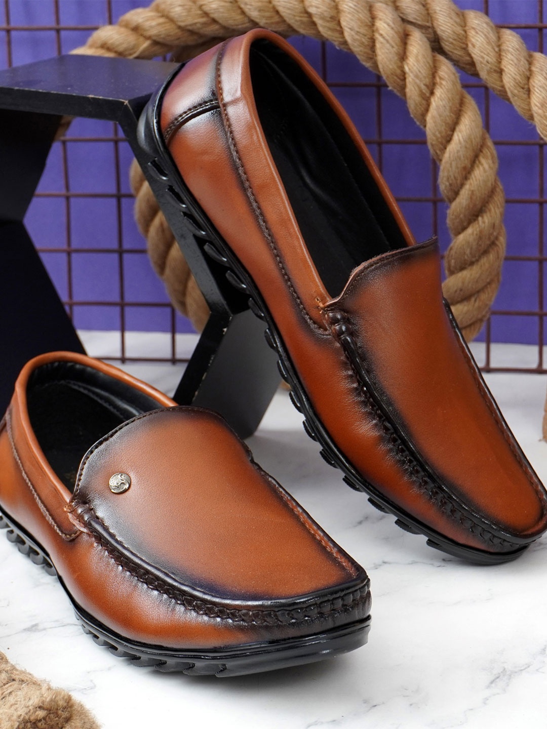 

Woyak Men Textured Loafers, Tan
