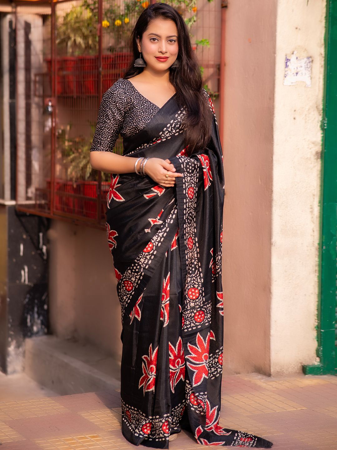 

DIVASTRI Batik Silk Blend Saree, Black