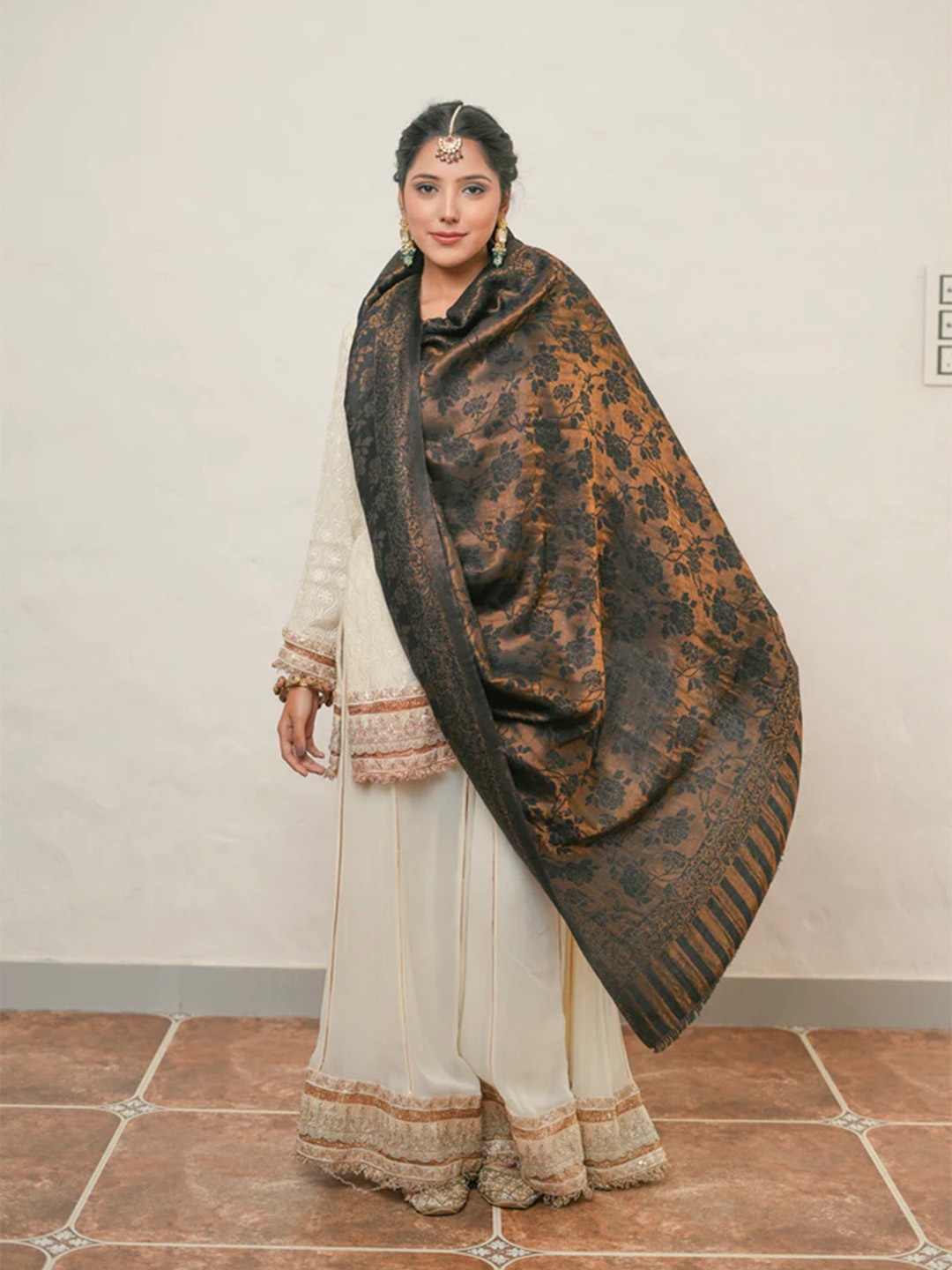

THE SHAWL STUDIO Floral Woven Design Shawl, Black