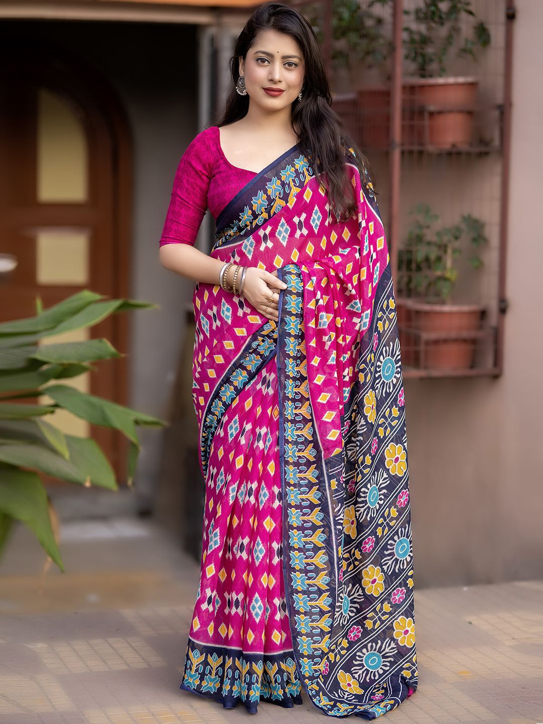 

DIVASTRI Linen Blend Ikat Saree, Pink