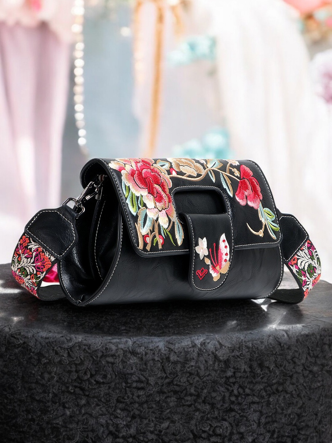 

Exotic Sling Bag, Black