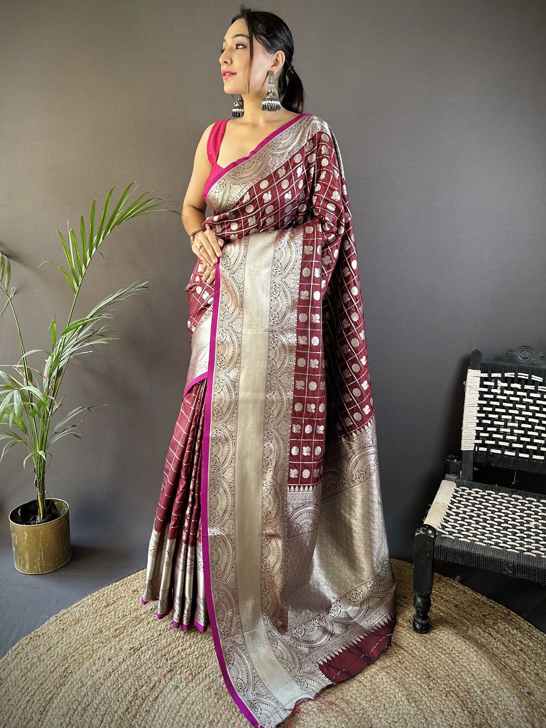 

Mitera Checked Zari Silk Blend Saree, Maroon