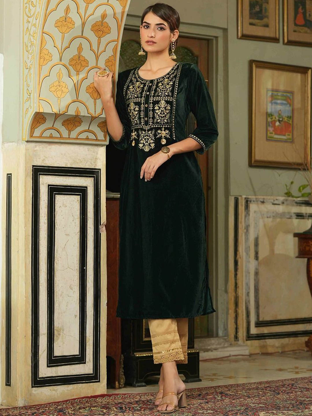 

Juniper Floral Yoke Design Round Neck Thread Work Velvet Straight Kurta, Green