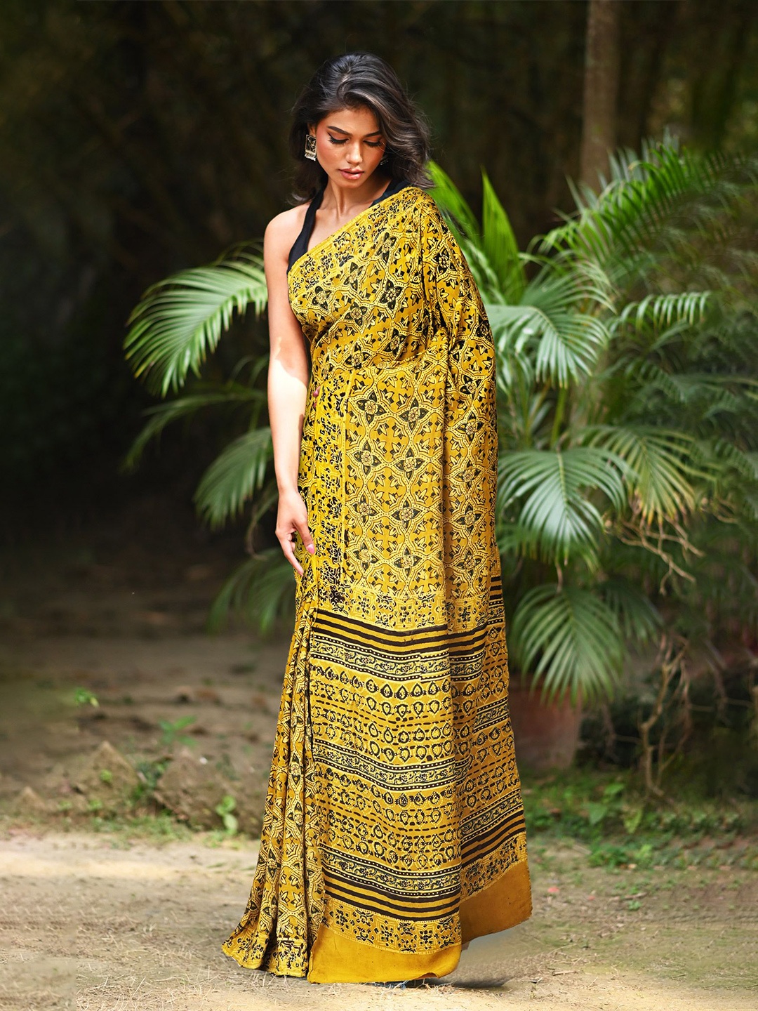

Unnati Silks Ethnic Motifs Art Silk Handloom Block Print Saree, Yellow